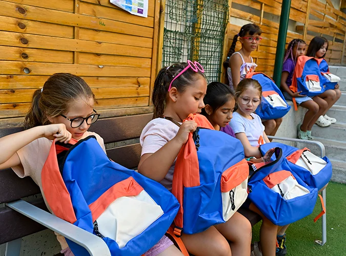 Meninas beneficiárias do programa CaixaProinfància com o seu novo material escolar © Fundação ”la Caixa”