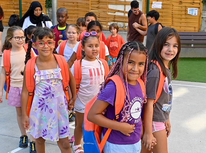 Meninas beneficiárias do programa CaixaProinfància com o seu novo material escolar © Fundação ”la Caixa”