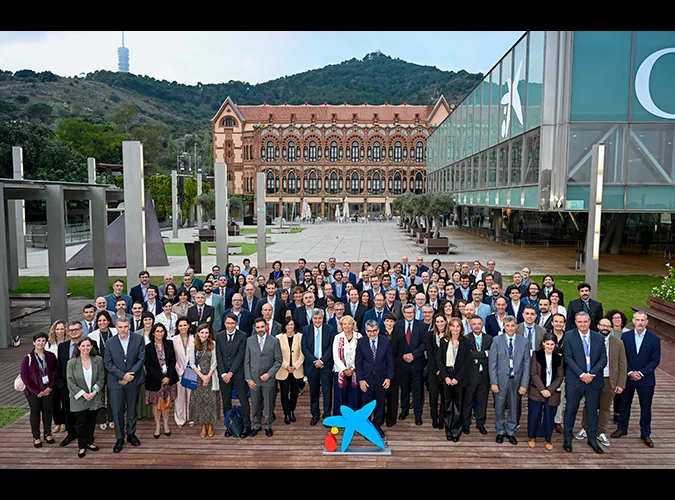 Descrição: Fotografia de grupo dos vencedores das bolsas de investigação e inovação 2026 atribuídas pela Fundação ”la Caixa”. Créditos: © Fundação ”la Caixa”