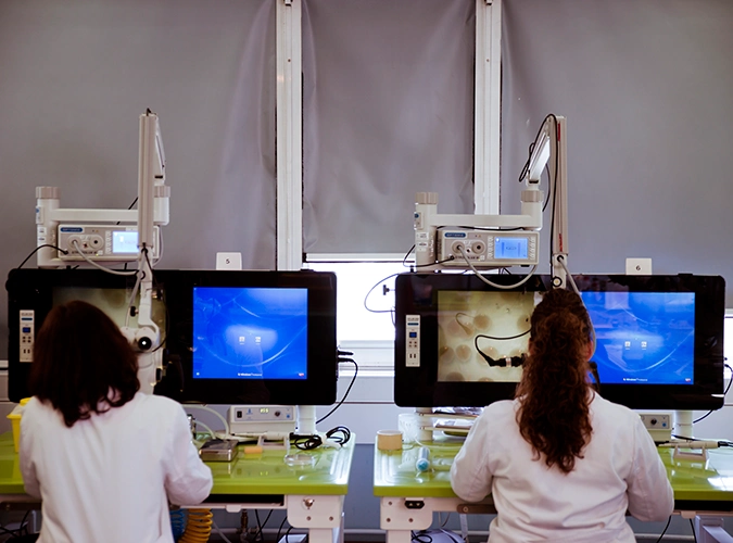 Descrição: Investigadoras a trabalhar no laboratório. Créditos: © Fundação ”la Caixa”