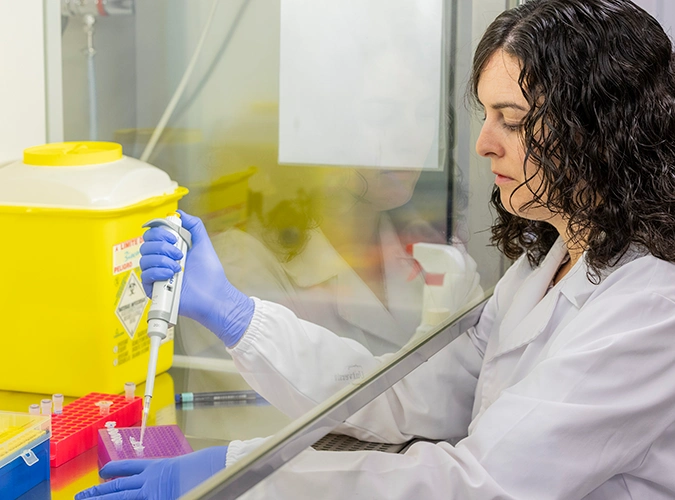 Descrição: A investigadora Mireia López Siles, no laboratório da Universitat de Girona. Créditos: © Fundação ”la Caixa”